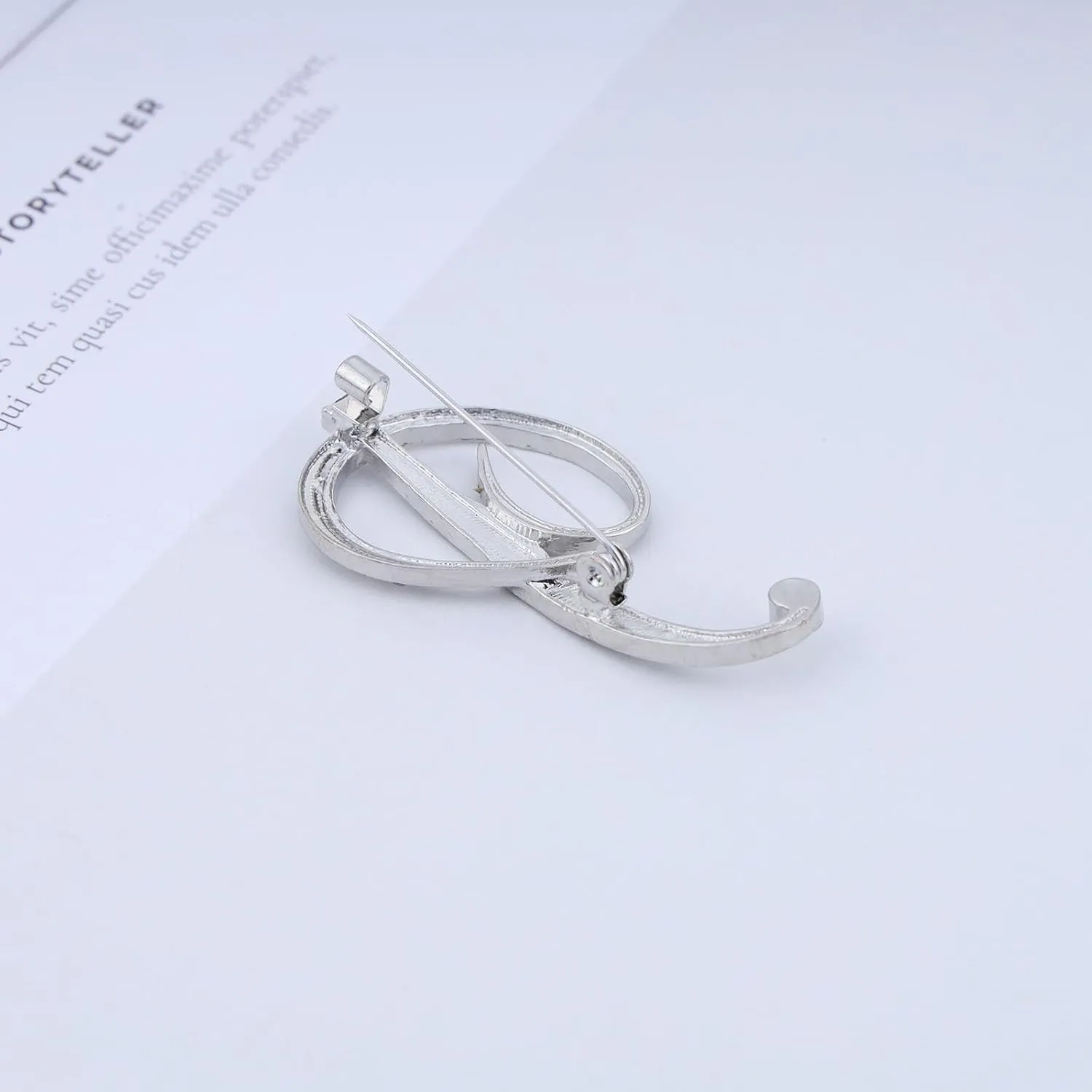 Crystal Letter Brooch Pin Silver Initial Brooches Pin Dainty Custom Initial Brooch Letter B Brooch Pin Lapel Pin Tie Decorative for Women Clothing Dress Suit(B)